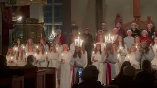 Mette Nordlund sjunger Välkommen Hem i Råneå kyrka lucia 2022.