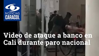"Acá hay personas": angustiante video de ataque a banco en Cali durante paro nacional