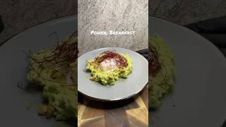 🥑🥚 Das perfekte Frühstück Avocado mit pochierten Ei 💪#avocado #gesundeernährung #schnellesrezept