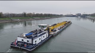 Pousseur Cunado 3 avec grue sur barge.