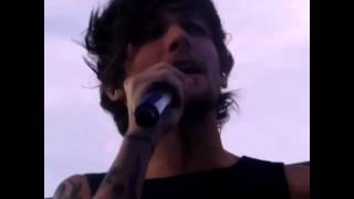 Louis Tomlinson singing his solo in "Don't forget where you belong", One Direction