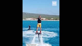 "إبراهيموفيتش" يخطف الأنظار بالطيران من داخل الماء خلال عطلته الصيفية