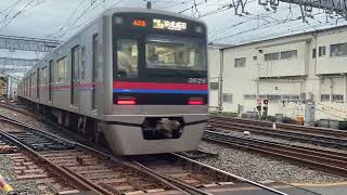 京成3000形3026編成快速特急京成成田行き　北総7300形7318編成普通羽田空港第1・第2ターミナル行き京成高砂2号踏切通過