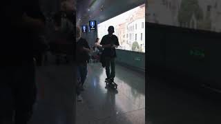 Fancam Vương Nhất Bác trượt ván ở sân bay×Airport[Wang Yibo play skateboard very well🎿🎿](bật 480p)