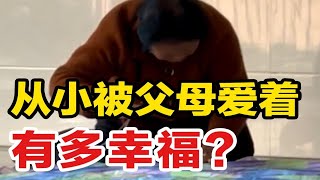 母亲跪地为孩子缝棉被：从小被父母爱着，到底有多幸福？