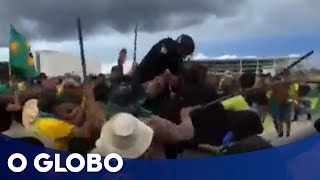 Bolsonaristas radicais derrubam de cavalo policial que tentava conter invasões