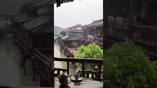 每次下雨看着远处的风景，渐虚隐实，才明白苏轼那句话“人生如逆旅，我亦是行人，但愿初相见，不负有心人”