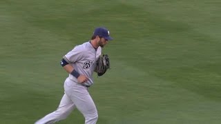 MIL@LAD: Nieuwenhuis cuts down Gonzalez at home plate