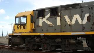 KiwiRail train 934 shunts containers in Oamaru. DXB 5108 and DXB 5137.