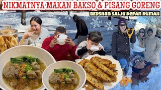 BERSIHIN SALJU DEPAN RUMAH LANJUT MAKAN BAKSO URAT KOMPLIT DAN PISANG GORENG CERIA