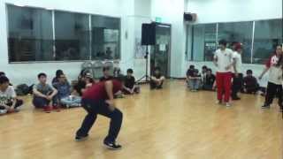 20121121【COLLEGE OF STUDENT FUNNY GAME】FREESTYLE 廖明 VS 阿ken