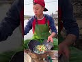 今天大岗给大家表演一个生呛泥螺，海鲜生的吃也不错i ate raw pickled mud snails today very delicious