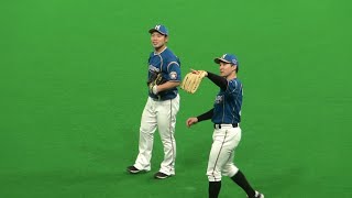 20201010 試合前のレフト守備練習を行う杉谷拳士と近藤健介