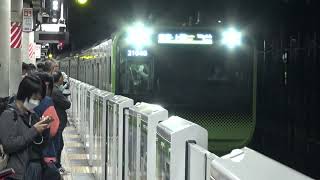 休日夜の品川駅に到着してたくさんの乗客が降車してくる山手線内回りE235系