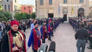 Με χειροκροτήματα υποδέχτηκαν την σορό του Μ. Θεοδωράκη στην Μητρόπολη Χανίων