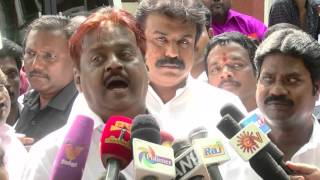 Vijayakanth spitting at reporters  -  செய்தியாளர்களை காரி துப்பிய விஜயகாந்த்!!!
