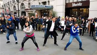 Guy Surprises Partner By Joining In Flash Mob | Cool Marriage Proposal