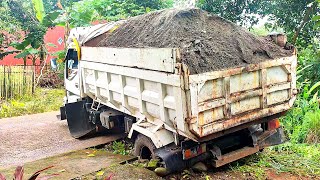 Truk Jomplang. DETIK-DETIK Truk Pengangkut Pasir FULL BAK Menggunung, AMBLAS Sampai PATAH AS Roda !