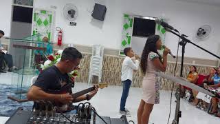 irmãos cantando Não Pare