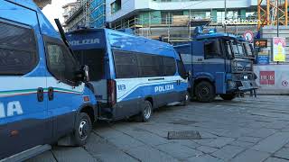 Anarchici a Torino, camionette schierate: polizia circonda piazza Solferino