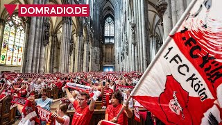 Fans singen die FC-Hymne im Kölner Dom