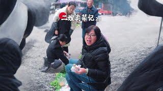 二嫂种的菜又卖得了，第二天一早就跟超妈搭伙摆摊卖菜去咯。 #新农人计划2024 #酒都李二哥 #三农 #农村生活 #摆摊