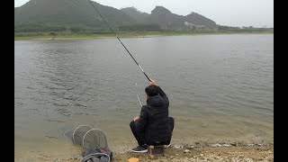 野钓，水库的鱼饿疯了，饵料没到底就有鱼上钩，钓条像样的鱼难了/Catch fish in the wild【农人阿蓝】