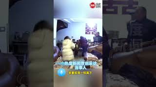 女儿在学校体育课练了跆拳道， 爸爸便想跟女儿切磋一下， 爷爷：你下去干甚