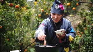 山里姑娘果樹下做羊肉湯，戲精老爸穿戲服出場，小日子讓人羨慕【小英子和小萍子】