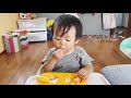 【がっつき赤ちゃん】桃を夢中で食べる【嘘泣きも習得】baby eats peach frantically.