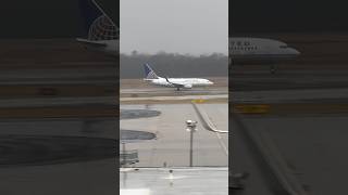 United 737-700 Super Close Up Departure at Washington Dulles