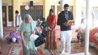 harbhajan singh bhajji and geeta basra after marriage--- hoshiarpur gurudwara me matha tekte