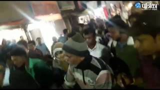 Exclusive : 4 Young man beat Policeman  in the market at Hoshangabad