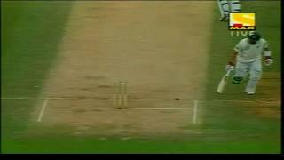 Unbelievable Run Out With Foot | Australia vs New Zealand | Football Kick by Mitchell Johnson