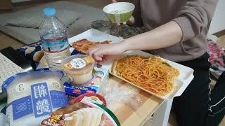 過食の様子〜食べてる途中精神崩壊して完食まで写せませんでした、、、💦