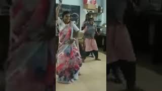 இந்த டீச்சர் டான்ஸ் பாருங்க.. வேற லெவல் வைரலாகும் வீடியோ.! #shorts #trending #dance#teacher