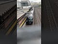 雨の中運転士さんありがとうございます🥰🥰西横浜駅初めてです🚃金あみの隙間から撮った😅く、黒い電車がキター🤣