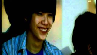 คชาคุยกับ อ้น เต๋า-  ยูกิ อยู่ตรงข้าม