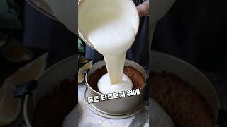 예쁜데 맛까지 있는 시트러스치즈케이크를 만드는 여성