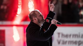 Alexander Nätterlund sjunger hymnen live i Behrn Arena inför den fjärde semifinalen mot Skellefteå