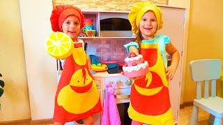Игры в ПОВАРА с детской кухней Funny Kids Pretend Play with Toys Video for Children