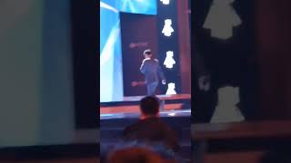 腾讯星光大赏：退场时，肖战一直在向小飞侠挥手鞠躬 When he left the stage, Xiao Zhan had been waving and bowing to XFXs