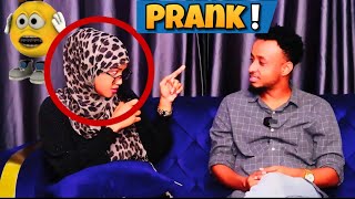 HASSAN AAD BAAN UGA XUMAADAY WAAYO QORSHAHEYGA DHAN AYU KU CIYAARAY PRANK 😭🤣