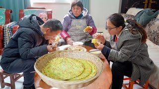 【乡村的味道】现挖的蒜苗，烙几张蒜苗手撕饼，层层美味！