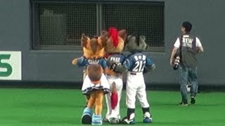 180825 試合前に写真を撮るB☆Bとポリーとフレップ