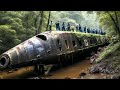 Homem encontra avião escondido na selva, mas quando olha para dentro...