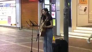 女生街头演唱《愿荣光归香港》