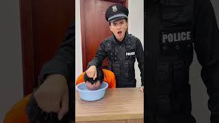 Tên tù nhân \u0026 Anh cảnh sát 👮🏻‍♀️🦸🏻 Comedy of prisoners and police #shorts