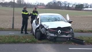 TVEllef: Auto tegen boom tussen Melick en Herkenbosch