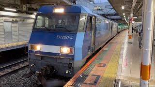 JR貨物EH200形4号機＋タキ8B（両）＋コキ4B（両）が立川駅を発車するシーン（82レ・高A255・石油返空＋コンテナ輸送）